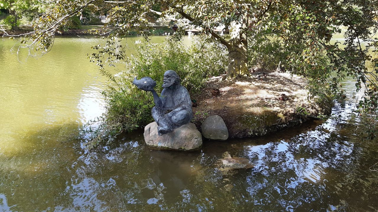 Die Skulptur auf der Kurparksee-Insel Die Skulptur auf der Kurparksee-Insel